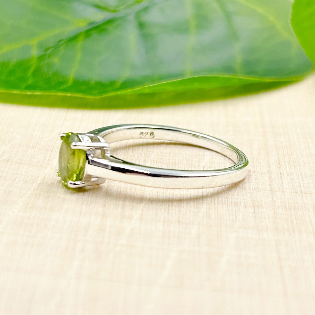 Peridot Oval 7x5 Sterling Silver Ring Size 7